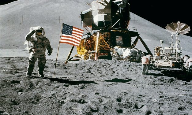 Ile osób stanęło na Księżycu?