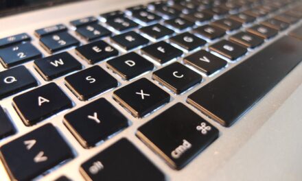 Dlaczego klawiatura nie jest alfabetyczna? Historia układu QWERTY